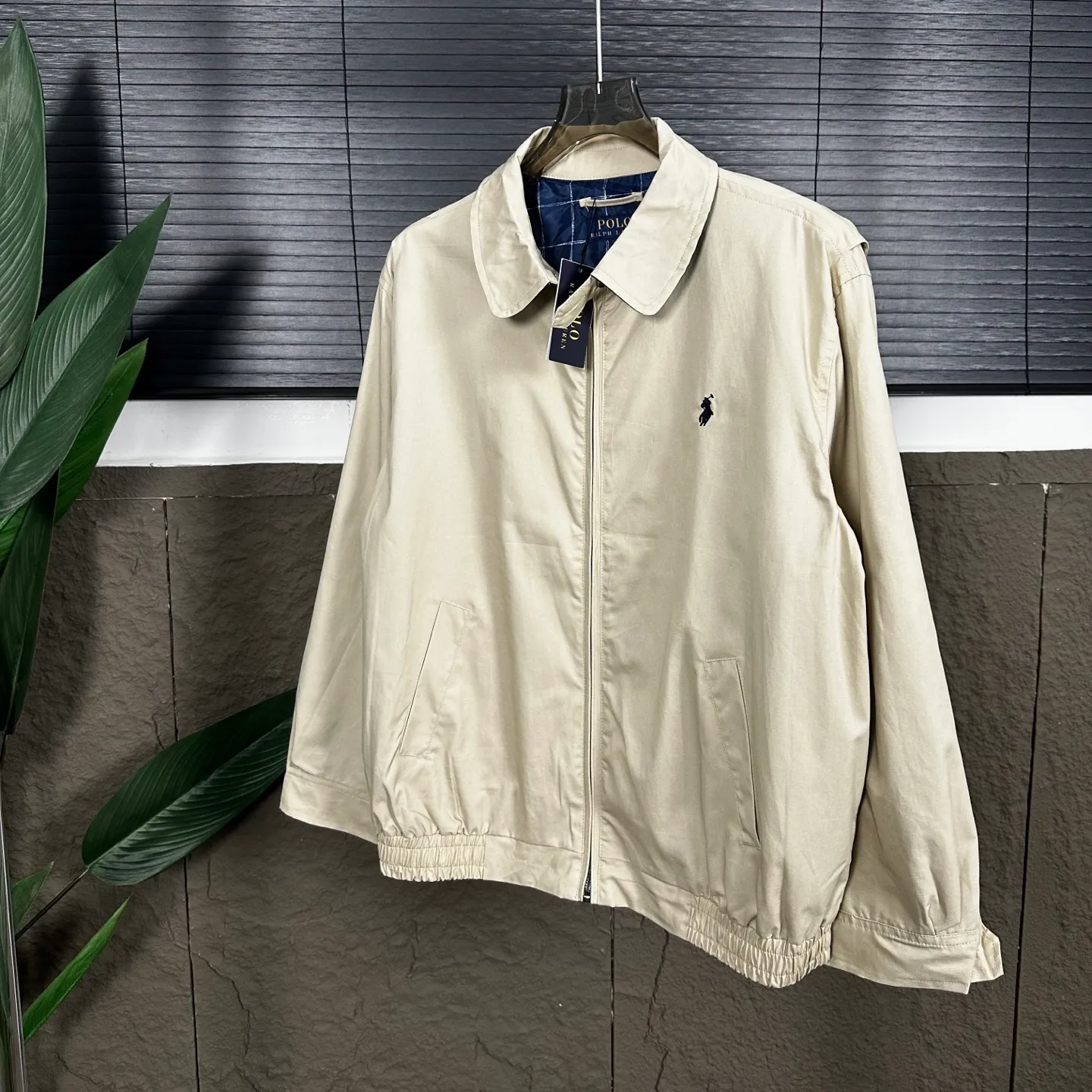 P270 Ralph Lauren/Ralph Lauren classic unisex veteran zipper jacket style number: DJ1897 Recommended by many fashion bloggers, the Harrington jacket's lapel zipper windproof design perfectly blends casual style with street trend elements, making it very suitable for neutral wear. The fabric texture of the jacket is excellent and comfortable to wear. It is a very versatile and trendy jacket. Original development, 100% pure cotton fabric, exquisite embroidery, evergreen style for all seasons, feel free to buy it, retro will never go out of style!  Color: Khaki Navy Black Size: M-XXL M L